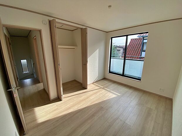 【☆Room☆ 】☆Room☆
居室に完備の収納は、お部屋を広々使うことが出来る優れもの！大切な思い出の品や、「今は使わない」季節ものを大切に保管♪スッキリ綺麗なお部屋で、趣味の時間も更に充実♪