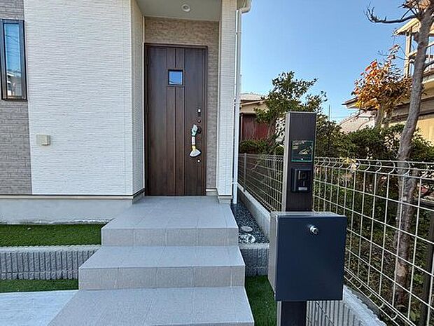 【玄関】お家に出会う人々を迎える玄関だからこそ、広々清潔感あふれる空間にしたいものです。採光・通風にも配慮された設計で毎日明るい空間をキープします♪