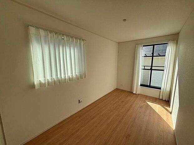 【リビング以外の居室】居室にはクローゼットを完備し、自由度の高い家具の配置が叶うシンプルな空間です。お子様の成長と共に必要になる子供部屋にぴったりの間取りですね。