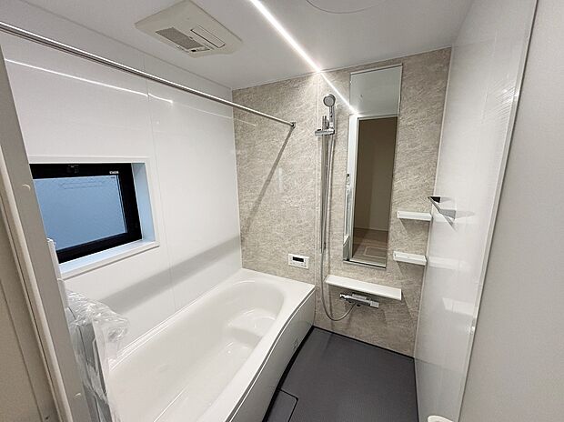 【☆System Bath☆】☆System Bath☆
『一日の疲れを落としてくれる場所は、一番落ち着く場所でなければならない』高級感溢れるカラーと大きさ・柔らかな曲線で構成された半身浴も楽しめるバスタブの心地よさを是非!!