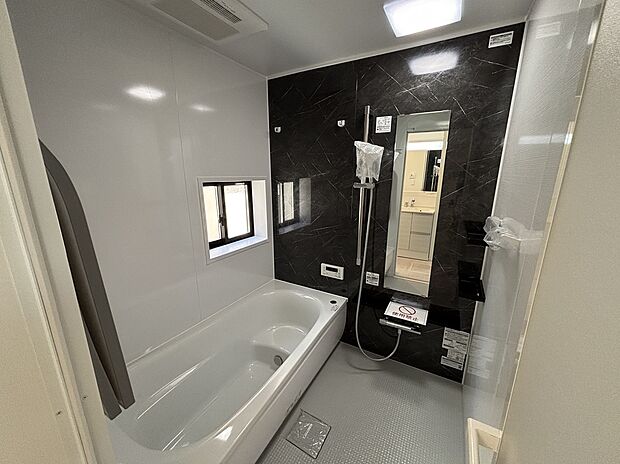 【☆System　Bath☆ 】☆System　Bath☆
『一日の疲れを落としてくれる場所は、一番落ち着く場所でなければならない』高級感溢れるカラーと大きさ・柔らかな曲線で構成された半身浴も楽しめるバスタブの心地よさを是非！！