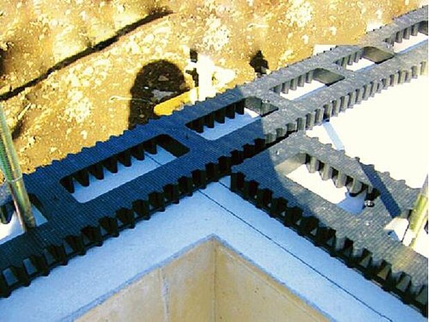 【防湿措置「基礎パッキン」】基礎と土台の間に基礎パッキン（20ｍｍ厚）を入れることにより分離させ、土台からの湿気を基礎へ浸透するのを防ぎます。　また、床下換気が可能です。