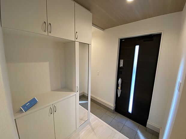 【☆Entrance☆ 】☆Entrance☆
上質感漂う玄関と廊下。居住者の帰り、訪れる方を優しく迎える・安らぎに満ちた生活空間を予感させる。健やかな暮らしを楽しめそう。