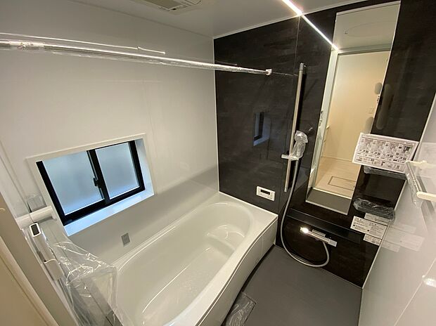 【☆System　Bath☆ 】☆System　Bath☆
『一日の疲れを落としてくれる場所は、一番落ち着く場所でなければならない』高級感溢れるカラーと大きさ・柔らかな曲線で構成された半身浴も楽しめるバスタブの心地よさを是非！！