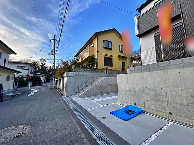 【現地外観写真】☆物件の陽当りや通風・仕様設備やお部屋の大きさの比較、近隣・周辺環境や街並みなど、資料には掲載していない情報が現地にはたくさんあります。ぜひ、建物だけでなく周辺環境もご確認ください！