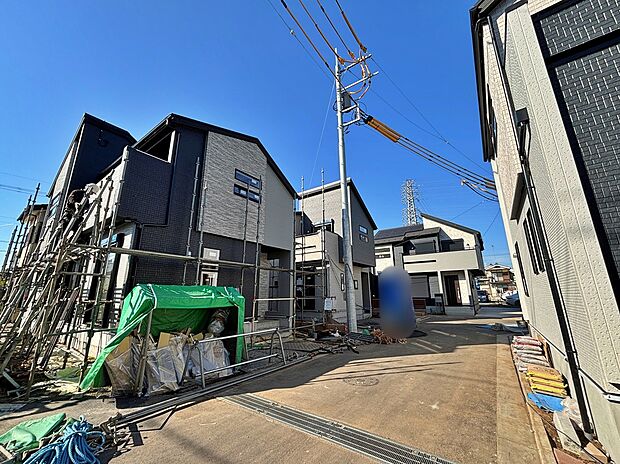 【前面道路含む現地写真】☆『毎日早く家に帰りたくなる。』そんなマイホームにお住まいになりませんか？大切な家族が、安心して・快適に毎日過ごすことが出来る…。ささやかだけど一番大切なこと♪この邸で叶えられます！！