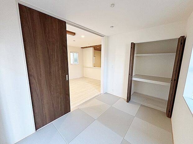 【☆Japanese　Room☆】寛ぎの和空間や客間としての使い方は勿論、赤ちゃんや小さなお子様を遊ばせるスペースとしても重宝する和室は、多種多様な使い方が出来るので、未だ廃れることのない日本の文化と言