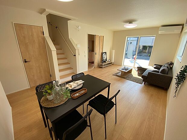 【☆Living Room☆ 】☆Living Room☆
インティメイトなくつろぎを味わえるリビングルームはひそやかな憩いの場となることで、新しいゆとりをもたらし、今までにないライフスタイルをもたらします。