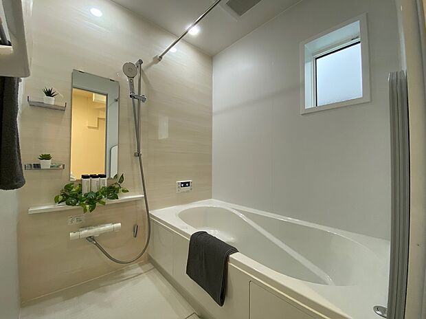 【☆System Bath☆ 】☆System Bath☆
「頑張った今日一日の疲れを癒すには、ゆっくり寛げる浴室が良いなぁ。」そんなお声にピッタリな、こちらの浴室♪ゆったりお湯に浸かれる浴槽は半身浴も可能です!