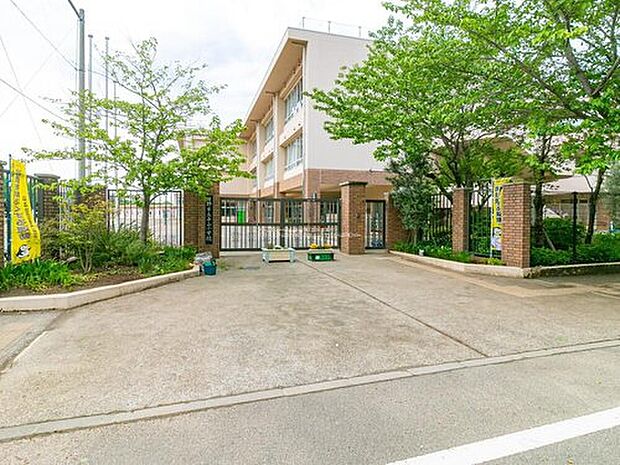 日野市立平山小学校（約250m）