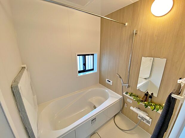 【☆System　Bath☆ 】☆System　Bath☆
半身浴も楽しめる一坪タイプの浴室は、防カビ仕様となっており、お掃除も楽々です。浴室乾燥機を完備し雨の日のお洗濯も安心です。