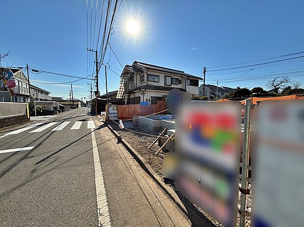 【前面道路含む現地写真】☆帰宅途中にショッピングやカフェを楽しんだり、利便性の良いこの地の生活は人々を魅了します。心行くままに季節の流れを感じ、ゆったりとした一時を。時間の流れを取戻し、休日はスローライフを…♪