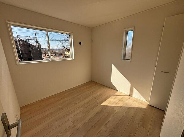 【☆Room☆】居室にはクローゼットを完備し、自由度の高い家具の配置が叶うシンプルな空間です。お子様の成長と共に必要になる子供部屋にぴったりの間取りですね。