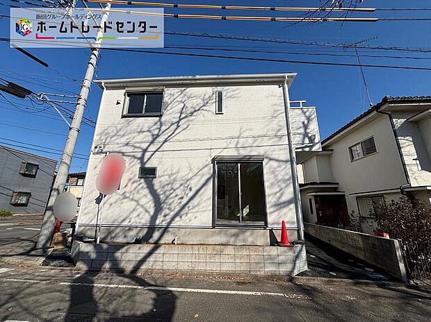 【現地外観写真】☆街に溶け合う美しい景観を生みだせるシンプルシックでおしゃれな外観と住み心地を考え貫いた設計！「ゆとりある落ち着いた暮らし」を叶えます♪