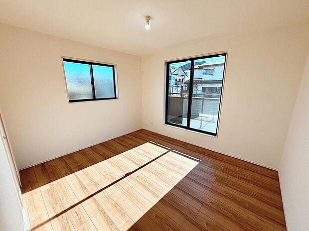 【☆Room☆】バルコニーに面したお部屋は、通風・採光共に良好な上、解放感タップリ♪
明るいお部屋は住まう人の心も明るくしてくれますね☆