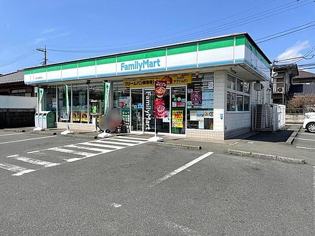 ファミリーマート八王子長房町店（約550m）