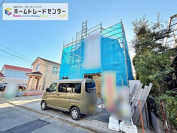 【現地外観写真】☆街に溶け合う美しい景観を生みだしているにも関わらず、採光や風通しを考えて設計された間取り。近隣との視線を考え、街全体で調整される窓位置。外観だけでなく、そこに住まうご家族の心地よさを最優先しました。