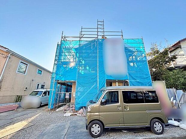 【現地外観写真】2台を駐車できるゆとりあるカースペース。家族分の自転車を駐輪したり、来客用の駐車スペースとしてもお使いいただけます。