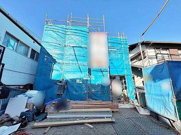 【現地外観写真】☆街に溶け合う美しい景観を生みだしているにも関わらず、採光や風通しを考えて設計された間取り。近隣との視線を考え、街全体で調整される窓位置。外観だけでなく、そこに住まうご家族の心地よさを最優先しました。