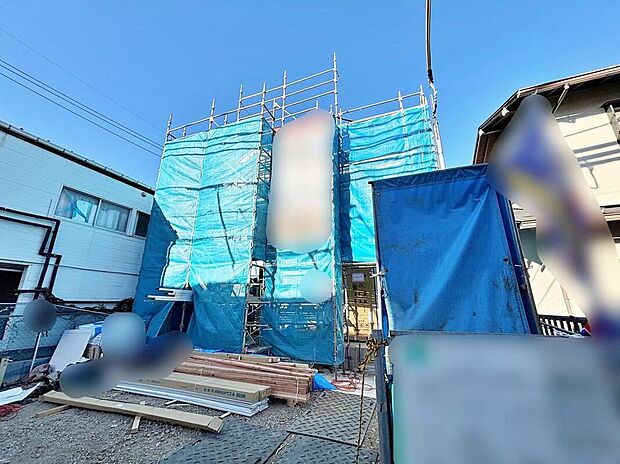 【現地外観写真】住まいの理想を叶える南面道路の邸宅。
いつまでも飽きのこない素朴で優しいデザイン。