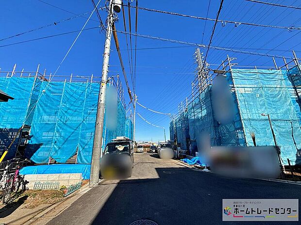 【前面道路含む現地写真】☆物件の陽当りや通風・仕様設備やお部屋の大きさの比較、近隣・周辺環境や街並みなど、資料には掲載していない情報が現地にはたくさんあります。ぜひ、建物だけでなく周辺環境もご確認ください！