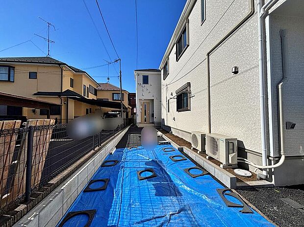 【前面道路含む現地写真】街に溶け合う美しい景観を生みだしているにも関わらず、採光や風通しを考えて設計された間取り。近隣との視線を考え、街全体で調整される窓位置。外観だけでなく、そこに住まうご家族の心地よさを最優先しました。