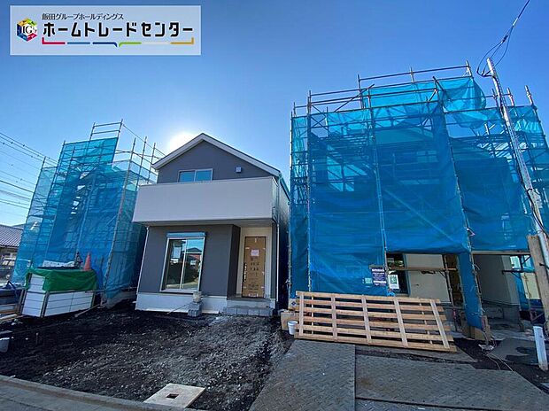 【前面道路含む現地写真】☆カースペースは車種により2台分!嬉しいコンクリート仕上げで、雨の日も足元を気にせず外出できます。前道が6mあるので、車庫入れが苦手な方でも安心して入れられます。