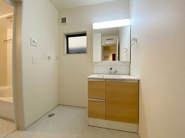 【☆Powder Room☆ 】☆Powder Room☆
収納スペースもバッチリなこちらの洗面化粧台。忙しい朝の時間にお役立ち!化粧品やヘアケア用品など細かな物もしっかり収納しておけるから「あれ?アレどこだっけ?」がなくなること間