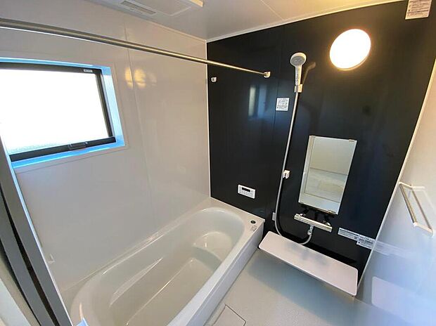 【浴室】半身浴も楽しめる一坪タイプの浴室は、防カビ仕様となっており、お掃除も楽々です。浴室乾燥機を完備し雨の日のお洗濯も安心です。