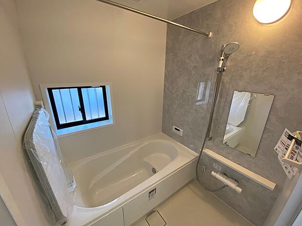 【☆System　Bath☆ 半】☆System　Bath☆
半身浴も楽しめる一坪タイプの浴室は、防カビ仕様となっており、お掃除も楽々です。浴室乾燥機を完備し雨の日のお洗濯も安心です。