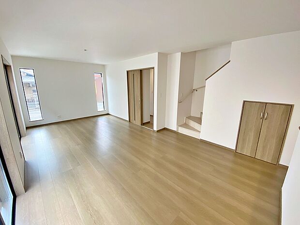 【☆Living　Room☆ 】☆Living　Room☆
空気感という居心地の良いＢＧＭは、暮らしのステージを彩り、心からのやすらぎと満足感を与えてくれます。通風と採光を考慮したリビングは地域の鼓動を感じながらお寛ぎ頂けます♪