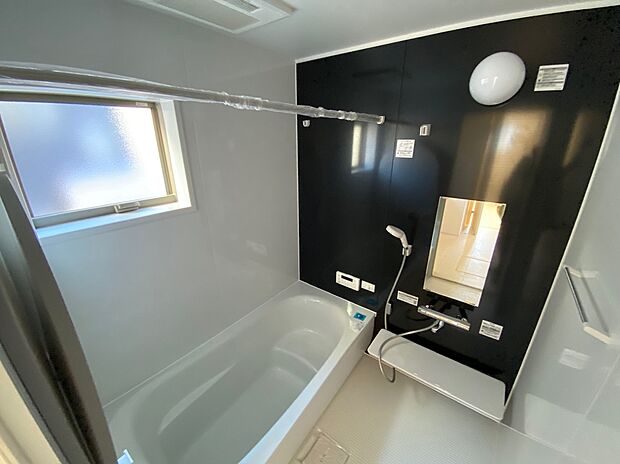 【☆System　Bath☆】☆System　Bath☆
半身浴も楽しめる一坪タイプの浴室は、防カビ仕様となっており、お掃除も楽々です。浴室乾燥機を完備し雨の日のお洗濯も安心です。