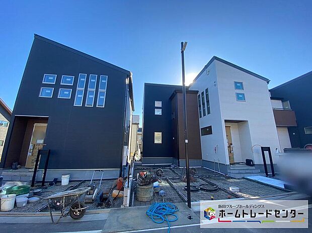 【現地外観写真】洗練されたデザインのお洒落なお住まいです。カースペースも2台分ございます！通勤で車をお使いの方にも大変オススメです！