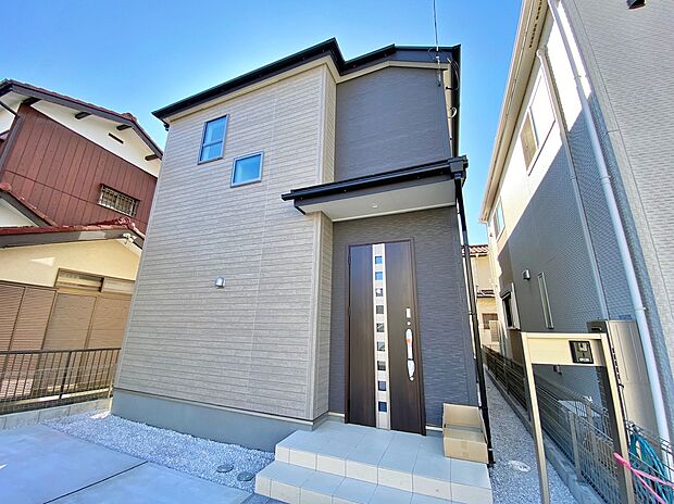 【現地外観写真】☆忙しく過ぎゆく日常を置き去るほど、ゆったりした時間が流れる住環境。『快適』とは「家」と「街」と「環境」が調和した時に訪れるだと改めて感じさせる永住邸がこちらです。