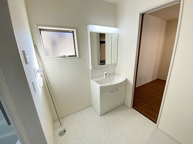 【☆Powder Room☆ 】☆Powder Room☆
収納スペースもバッチリなこちらの洗面化粧台。忙しい朝の時間にお役立ち！化粧品やヘアケア用品など細かな物もしっかり収納しておけるから「あれ？アレどこだっけ？」がなくなること間