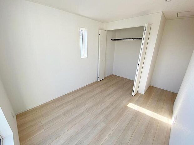 【リビング以外の居室】充分な広さの収納を備え、採光良好な洋室は、快適空間。プライベートの時間もゆったりお寛ぎ頂けそうです。