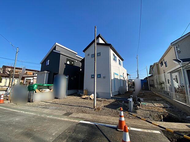 【前面道路含む現地写真】☆ご家族が仕事や部活動などで遅くなる場合は夜道が心配。駅から自宅までの道のりに人通りがある、電灯があって明るいなど、安全な経路が確保できるということも大事なポイントですよね♪