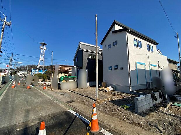 【前面道路含む現地写真】☆街に溶け合う美しい景観を生みだしているにも関わらず、採光や風通しを考えた設計。日々の暮らしやすさを追求した間取りです◎