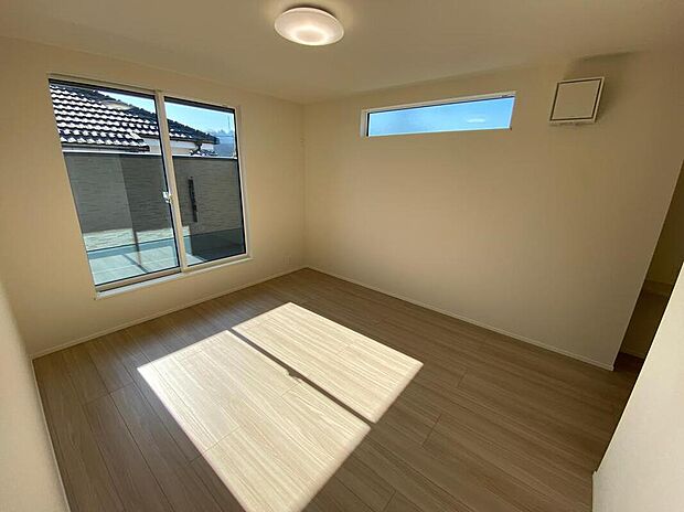 【リビング以外の居室】2面採光を確保した明るい室内は、風通しも良く、大変居心地の良い空間となっております。爽やかな風を感じて起きる朝は、快適生活の始まりに！