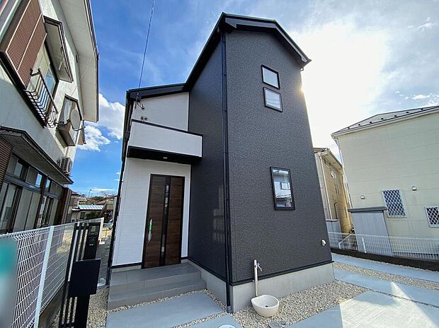 【現地外観写真】八王子市小宮町・限定1棟のご案内を開始致しました！洗練されたデザインのお洒落なお住まいです。最寄り駅まで徒歩10分・カースペースも2台分！通勤で車をお使いの方にも大変オススメです！