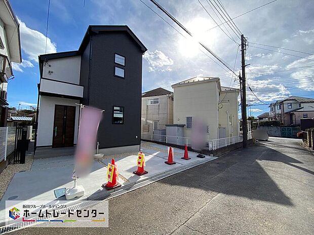 【前面道路含む現地写真】☆街に溶け合う美しい景観を生みだしているにも関わらず、採光や風通しを考えて設計された間取り。近隣との視線を考え、街全体で調整される窓位置。外観だけでなく、そこに住まうご家族の心地よさを最優先しました。