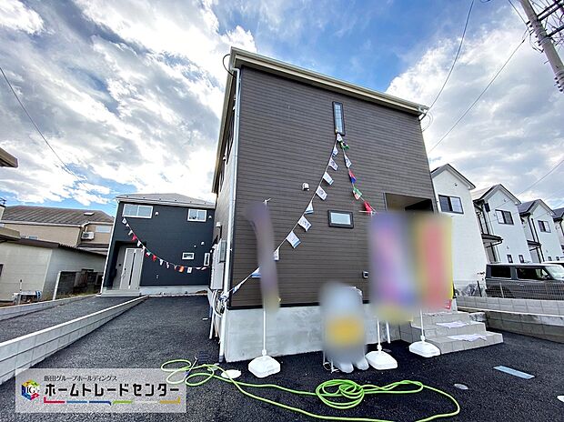 【現地外観写真】☆お車から玄関までの距離が近いのでたくさんお買い物をした日も大丈夫♪雨の日も最小限の被害ですみます。嬉しいコンクリート仕上げのカースペース。雨の日も足元を気にせず外出できます。