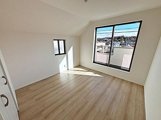 【リビング以外の居室】バルコニーに面したお部屋は、通風・採光共に良好な上、解放感タップリ♪
明るいお部屋は住まう人の心も明るくしてくれますね☆