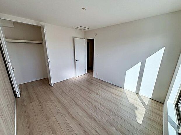 【リビング以外の居室】各部屋を最大限に広く使って頂ける様、全居住スペースに収納付。プライベートルームはゆったりと快適に。