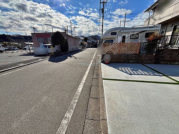 【前面道路含む現地写真】駐車スペース2台分確保しました♪空いたスペースは自転車置き場にも◎
前面道路が6ｍあるので駐車もラクラク☆