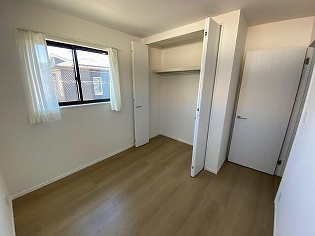 【リビング以外の居室】住まう方でカスタマイズしていただけるシンプルなデザインの内装。ご自身で素敵な空間を創り上げられます。