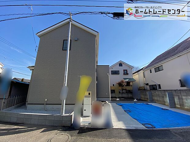 【前面道路含む現地写真】☆一戸建ての大きなメリットは、「自分の土地」を自由に使えること。好きなペットが飼えるほか、ガーデニングやＤＩＹ、車やバイクの手入れなど様々な趣味を楽しめます♪