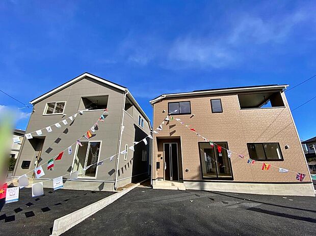 【現地外観写真】☆一戸建ては都心部などの物件を除き、駐車スペース付きの物件が一般的。玄関と駐車スペースとの行き来もしやすく、天候が悪い日などに便利です。