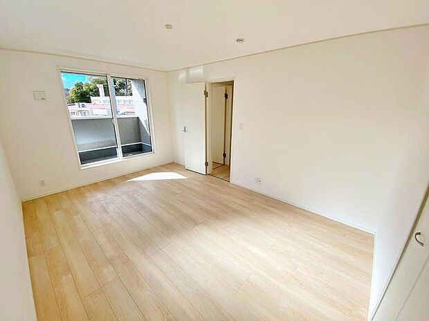【リビング以外の居室】バルコニーに面したお部屋は、通風・採光共に良好な上、解放感タップリ♪
明るいお部屋は住まう人の心も明るくしてくれますね☆