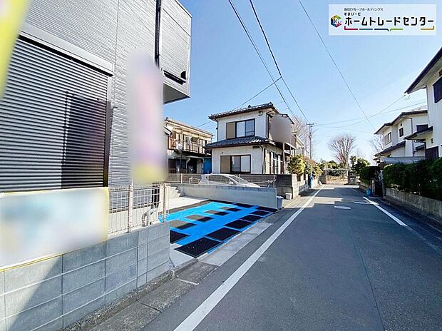 【前面道路含む現地写真】☆ファミリーカーの需要が多い中、駐車場も広めに確保いたしました。マンションとは違う敷地内駐車。ご主人様のお車のお手入れにも気合が入りますね。